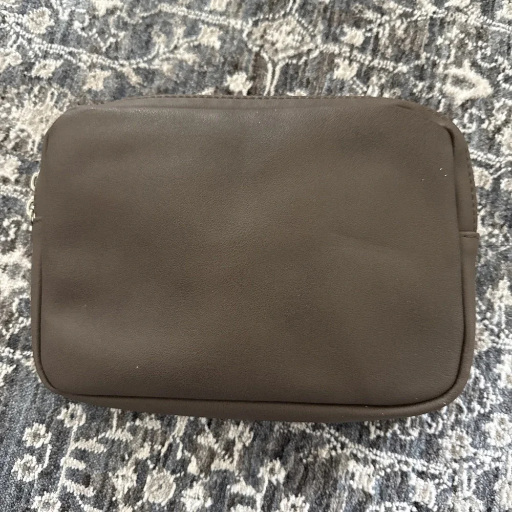 United Global First Toiletry Bag Brown Tan Faux Leather Double Zip Lined 8